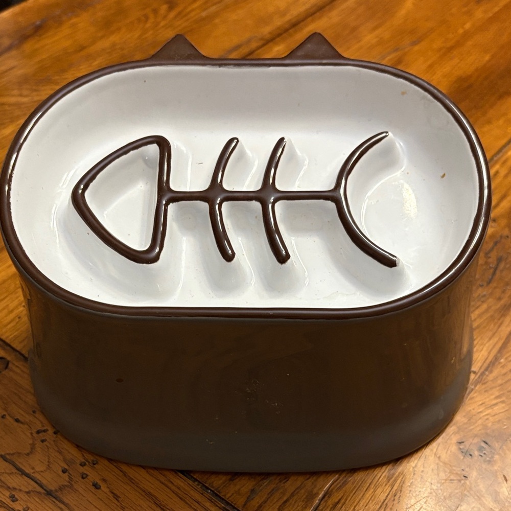 Grey Ceramic Cat Feeder with Fishbone Design